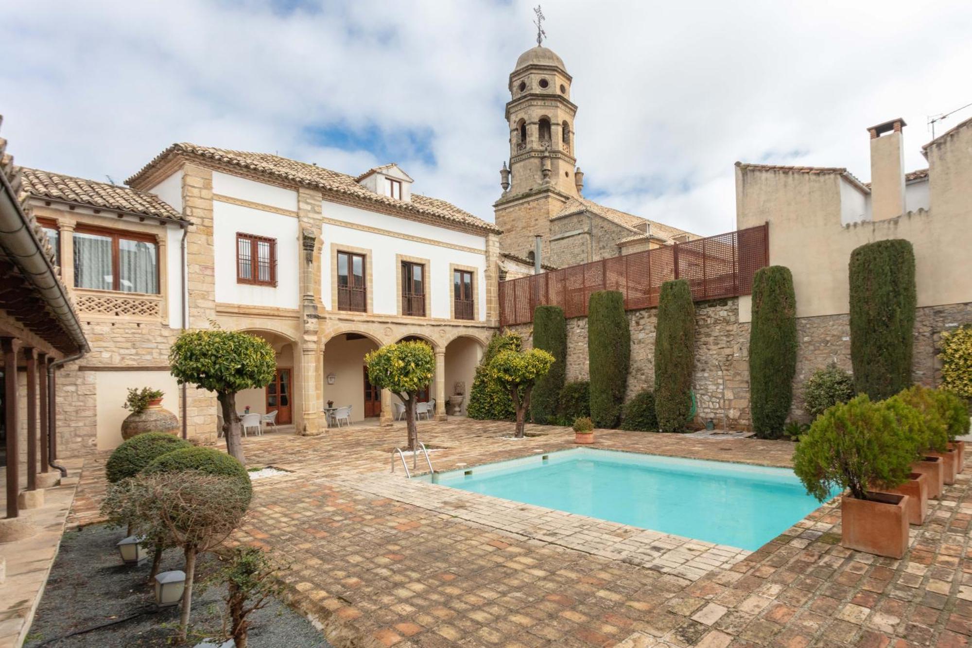 Hotel Puerta De La Luna Baeza Exterior photo