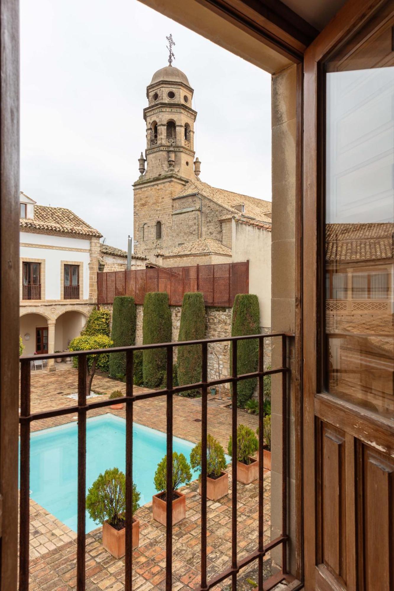 Hotel Puerta De La Luna Baeza Exterior photo